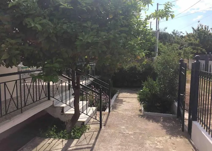 Charming Cottage 2 Mins Walk To Beach